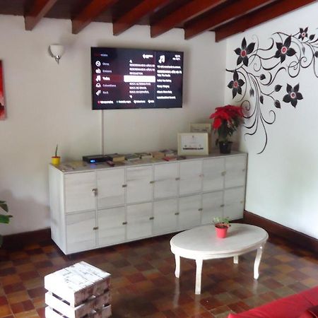 Iris Hostel Medellín Buitenkant foto