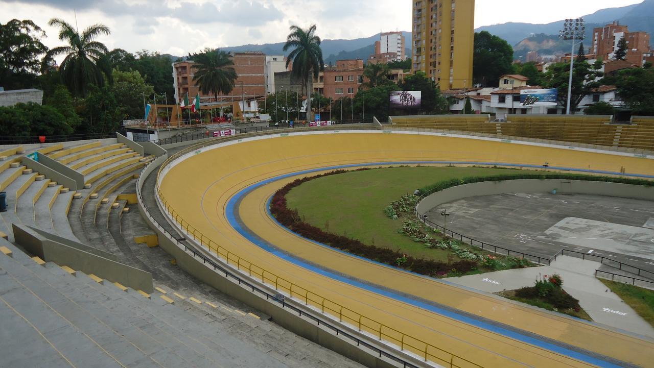 Iris Hostel Medellín Buitenkant foto