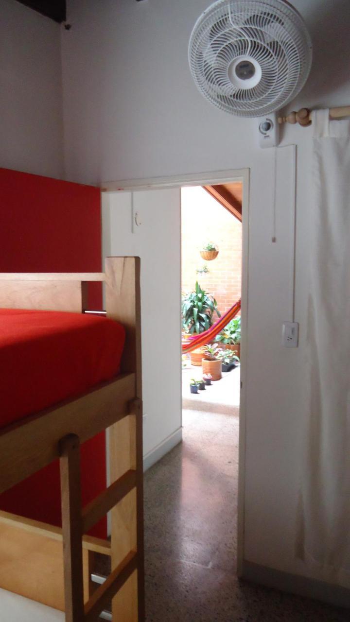Iris Hostel Medellín Buitenkant foto