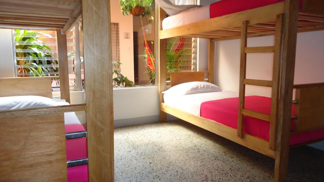 Iris Hostel Medellín Buitenkant foto