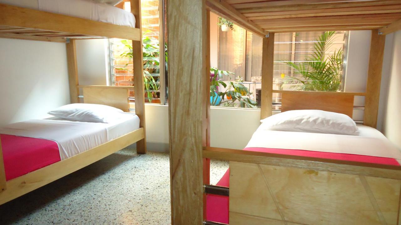 Iris Hostel Medellín Buitenkant foto