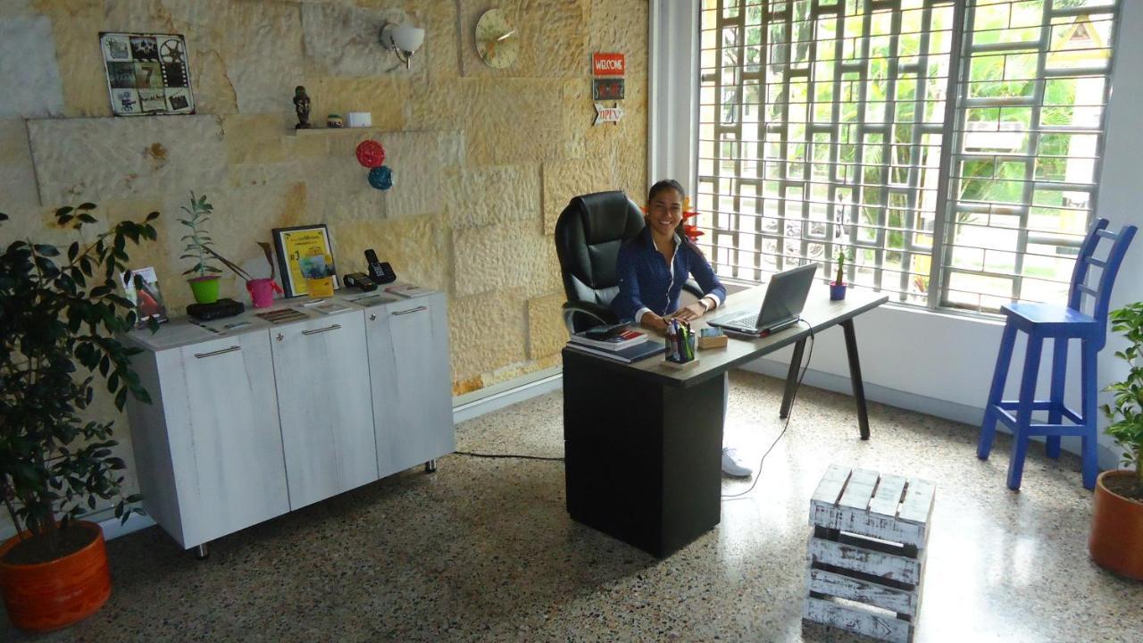 Iris Hostel Medellín Buitenkant foto