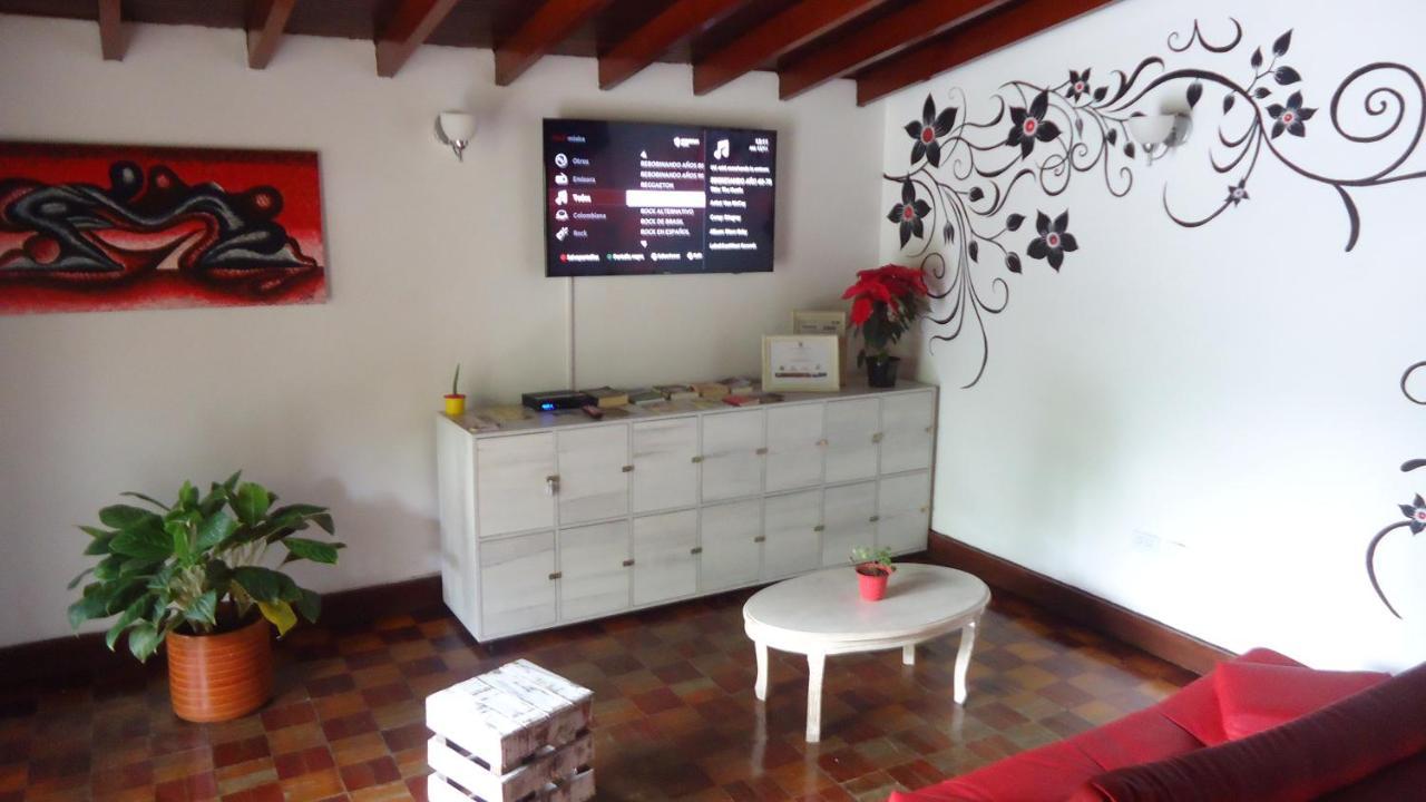 Iris Hostel Medellín Buitenkant foto