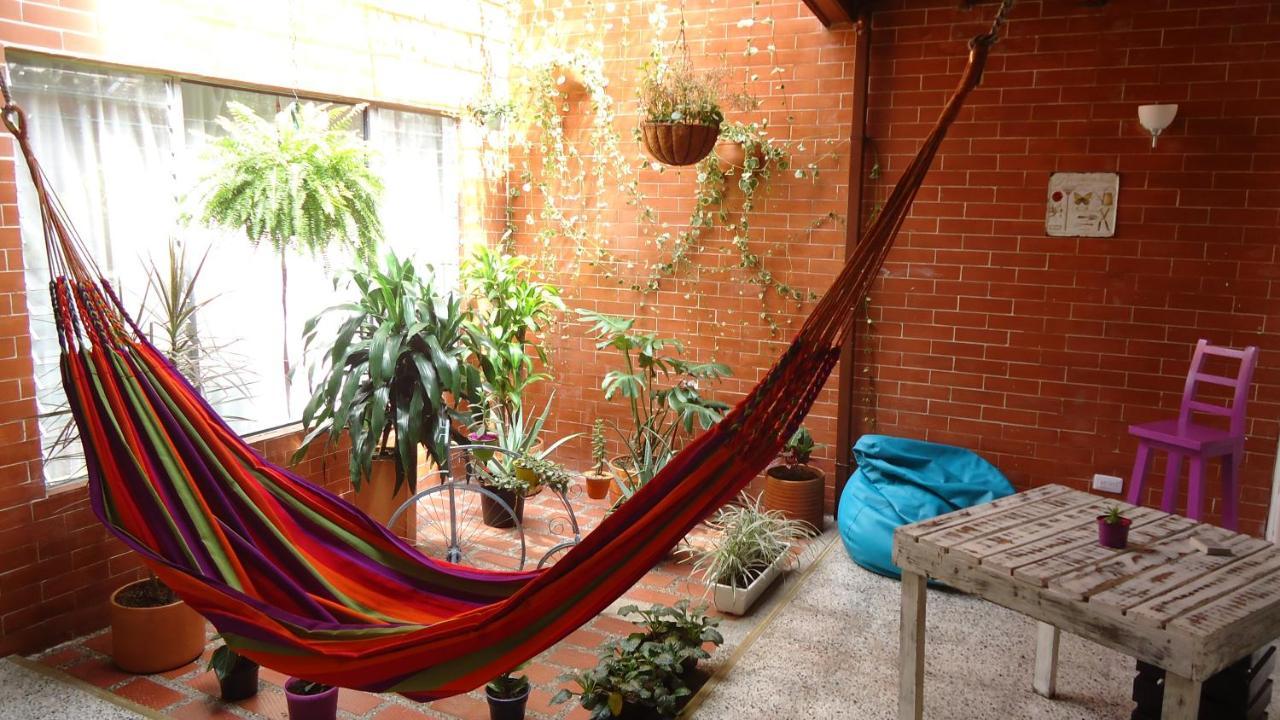 Iris Hostel Medellín Buitenkant foto