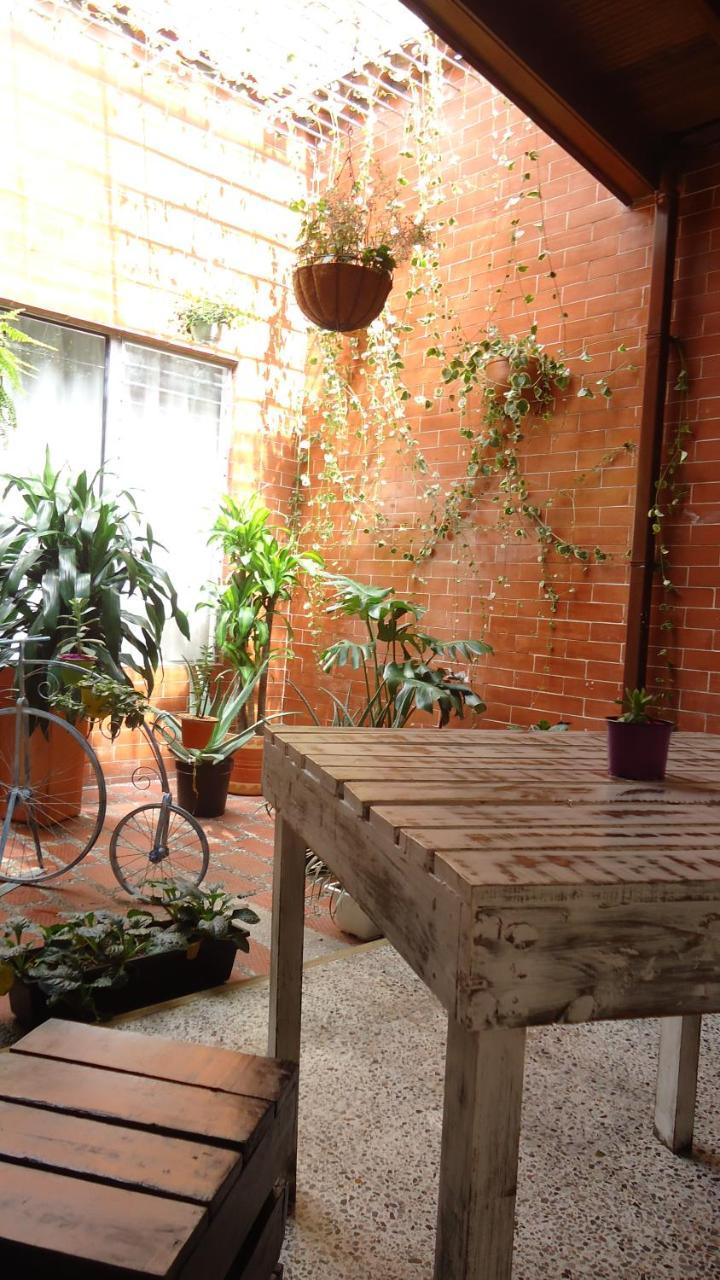 Iris Hostel Medellín Buitenkant foto